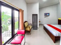 RedDoorz Plus Syariah at Umyas Hotel Near Terminal Anjuk Ladang Nganjuk