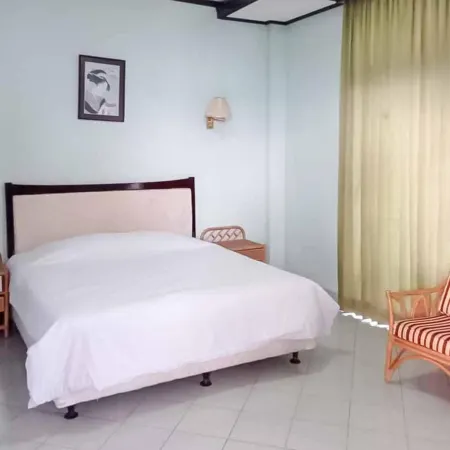 RedDoorz Plus Near Tugu Mercusuar Anyer