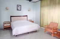 RedDoorz Plus near Tugu Mercusuar Anyer - parkir