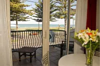 Beachfront Motel - Beach