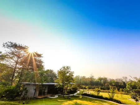 Loft Berry Resort Отели рядом с достопримечательностью «Samnaksong Sitthithamrangsri»