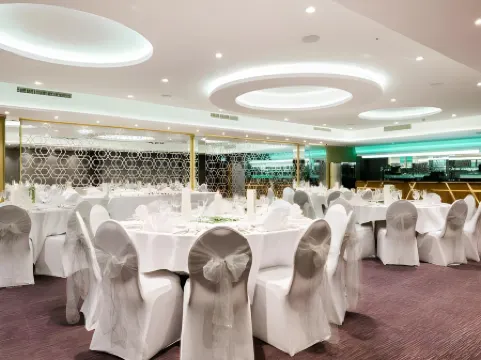 The Place Hotel Отели рядом с достопримечательностью «Калтон-хилл»