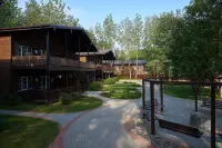 Zagorodnyi klub Zhemchuzhina Hotels near Staryy Dom