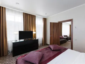 Raymond Hotel