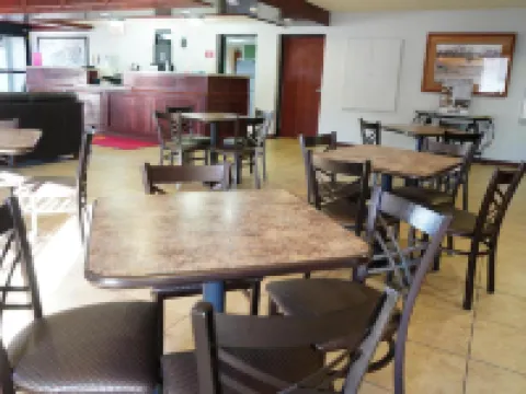 Econo Lodge Inn & Suites Hotels in Kearney