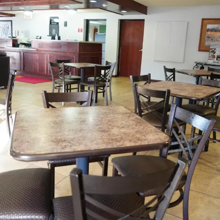 Econo Lodge Inn & Suites