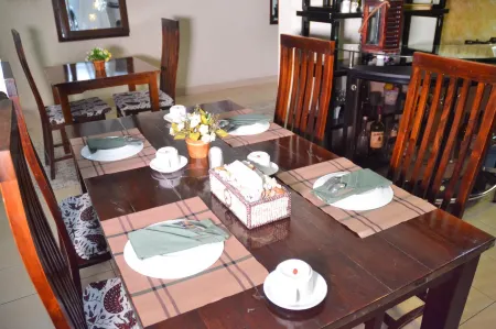 Roemah Canting Homestay Отели в г. Umbulharjo