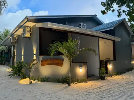 Dhigurah Beach Inn Отели рядом с достопримечательностью «Кудара»