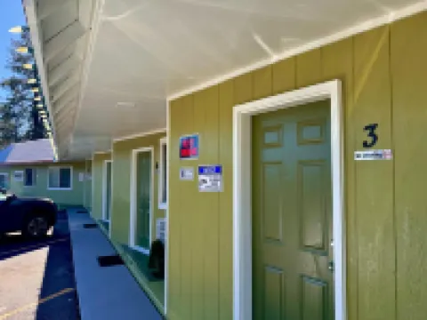 Chalet Motel - Affordable Stay in Central Bend