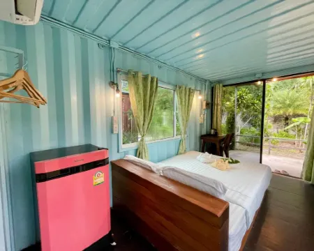 เดอะ แคมเปอร์ ลอดจ์, เขาสก โรงแรมในอำเภอ พนม