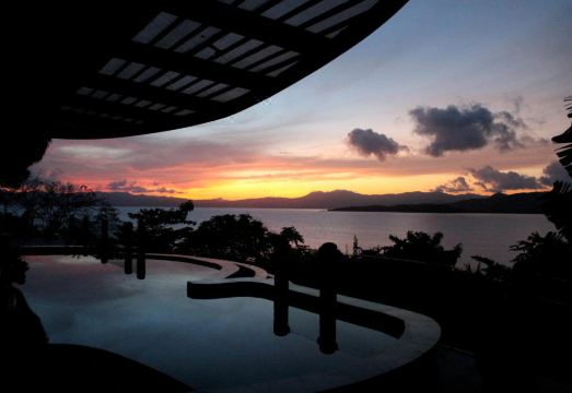 노아노아 아일랜드의 평화로운 해변과 야자수 풍경