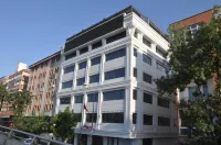 Golaz SUİT Otel Отели рядом с достопримечательностью «Кизилэйская площадь»