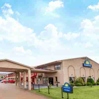 Days Inn by Wyndham Canton Hotel Exterior