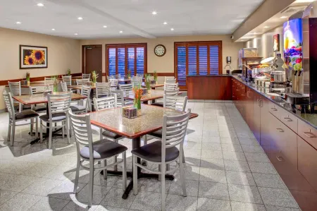 Super 8 by Wyndham Brandon MB Отели в г. Брандон