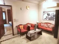 2 Bed Apartment Sleeps 4 with Parking New Delhi - Apartments