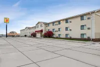 Super 8 by Wyndham Lincoln North