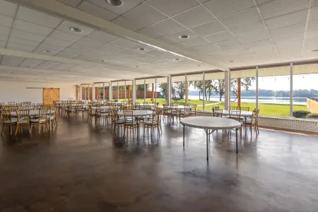 Super 8 by Wyndham Riverside Al Отели в г. Сент-Клэр