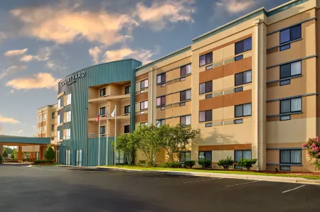 Courtyard Warner Robins Отели рядом с достопримечательностью «Парк Уэллстон»