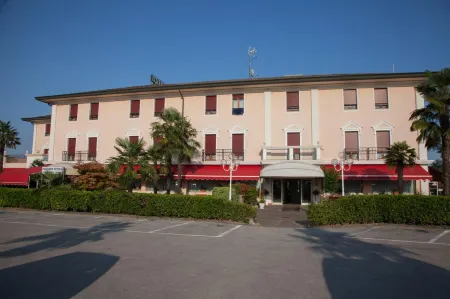 Hotel Master Отели рядом с достопримечательностью «Metropole Minigolf»