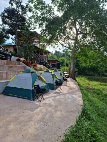 เต็นท์พร้อมห้องน้ำที่ใช้ร่วมกัน