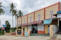 RedDoorz near Waterworld Lampung Hotels near Kantor Mogawaras