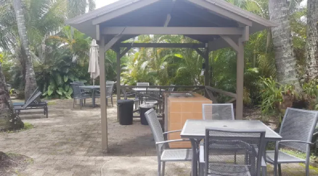 Oasis Inn Apartments Отели рядом с достопримечательностью «Cairns Esplanade Beach Volleyball Court»