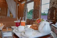 WelcomHeritage Gurkha Houseboats - breakfast