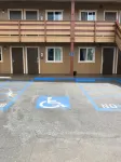 Pacific Inn - parking