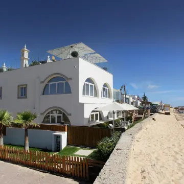 Golden Beach Guest House & Rooftop Bar