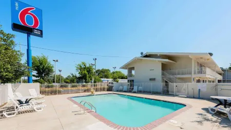 Motel 6 Columbus, GA Отели рядом с достопримечательностью «Columbus State University Department of Theater»