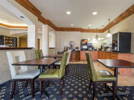 Days Inn & Suites by Wyndham Cleburne TX Отели в г. Клберн