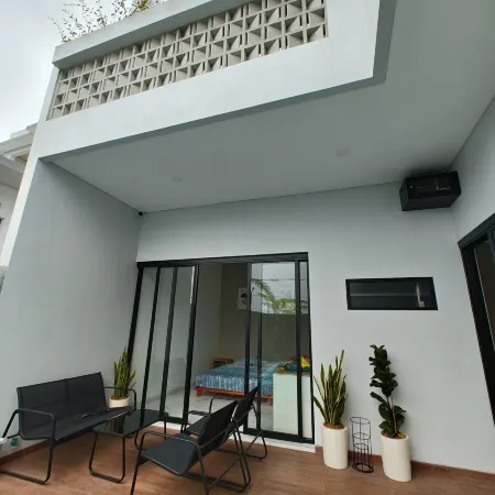 Urbanic Villa with Mountain Views