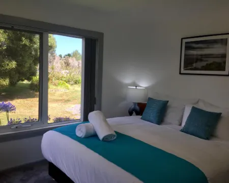 Regatta Point Tavern & Holiday Villas Hotels in Strahan