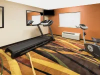 Super 8 by Wyndham Columbus West - parking