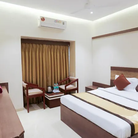 Hotel Laxmibai Palace- Only 300 Miter from Sai Baba Temple!!!!