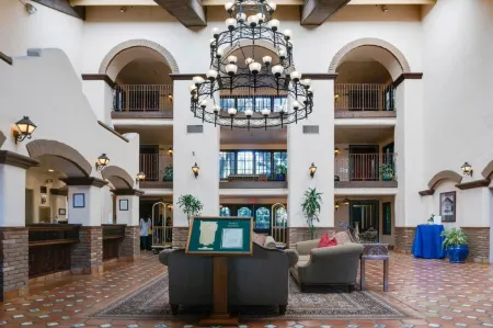 The Buena Park Grand Hotel & Suites Отели рядом с достопримечательностью «Medieval Times Buena Park»