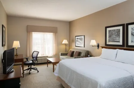 Hampton Inn & Suites State College at Williamsburg Square