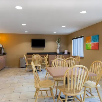 Super 8 by Wyndham Radcliff Ft. Knox Area