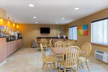 Super 8 by Wyndham Radcliff Ft. Knox Area