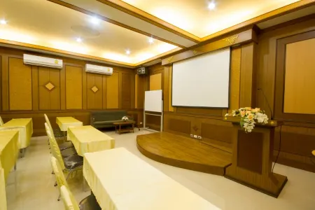 JRD Grand Place Lopburi Отели рядом с достопримечательностью «Phra Prang Sam Yot»