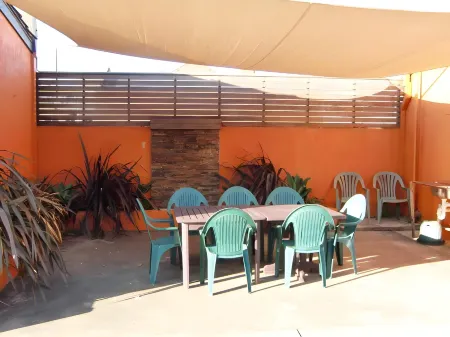 Castle Motel Bairnsdale Отели рядом с достопримечательностью «St Mary's Catholic Church»