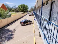 Sandors Motor Inn - Parking