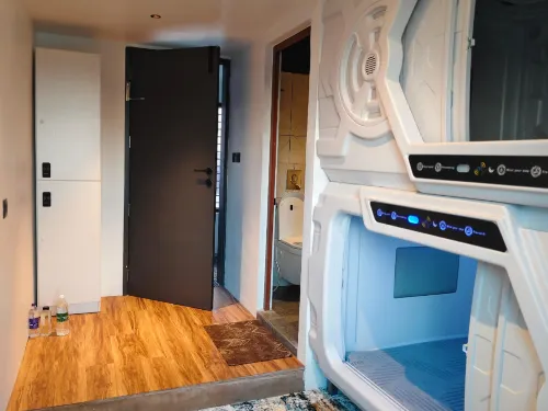 Trivpods Capsule Hotel - 2 tähden