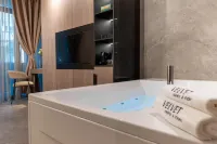 Velvet Rooms & More - Hot Tub