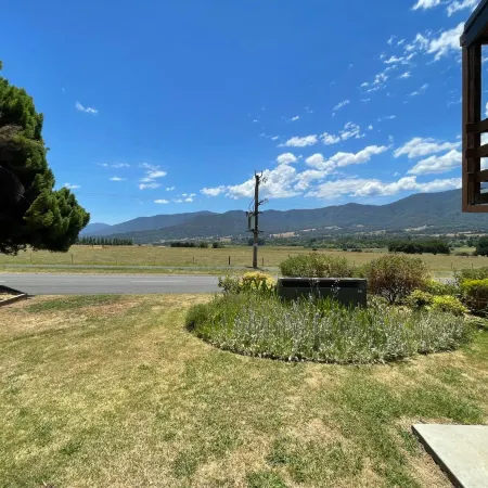 Mountain Creek Motel Bar & Restaurant