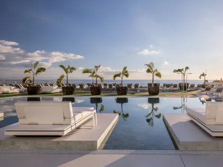 Royal Hideaway Corales Suites Отели в г. Comarca de Isora