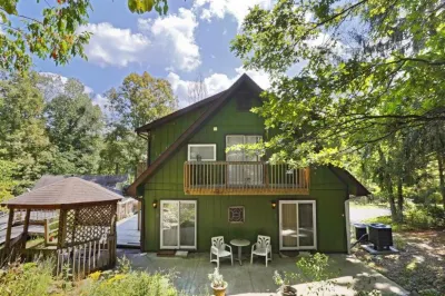 Lil Black Bear Inn Hotels in Brown County