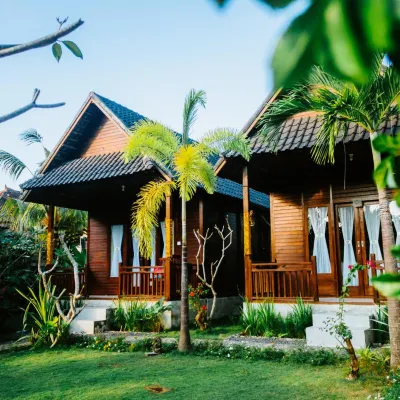 Kurnia Guest House & Spa Отели рядом с достопримечательностью «Пляж Тембелинг»