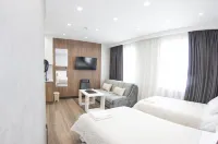Invite Hotel - parking