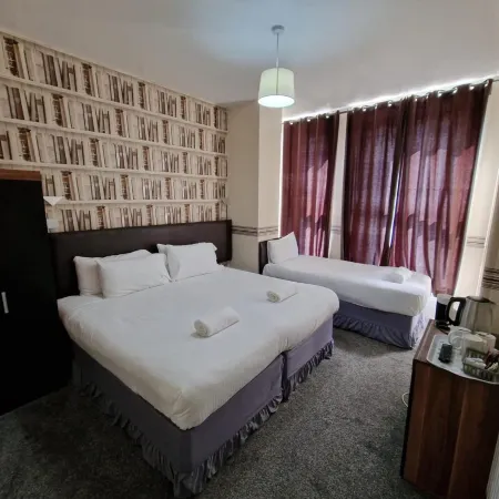Portsmouth Budget Hotels - All Rooms Are EN-Suite Отели рядом с достопримечательностью «Корабль-музей HMS Victory»